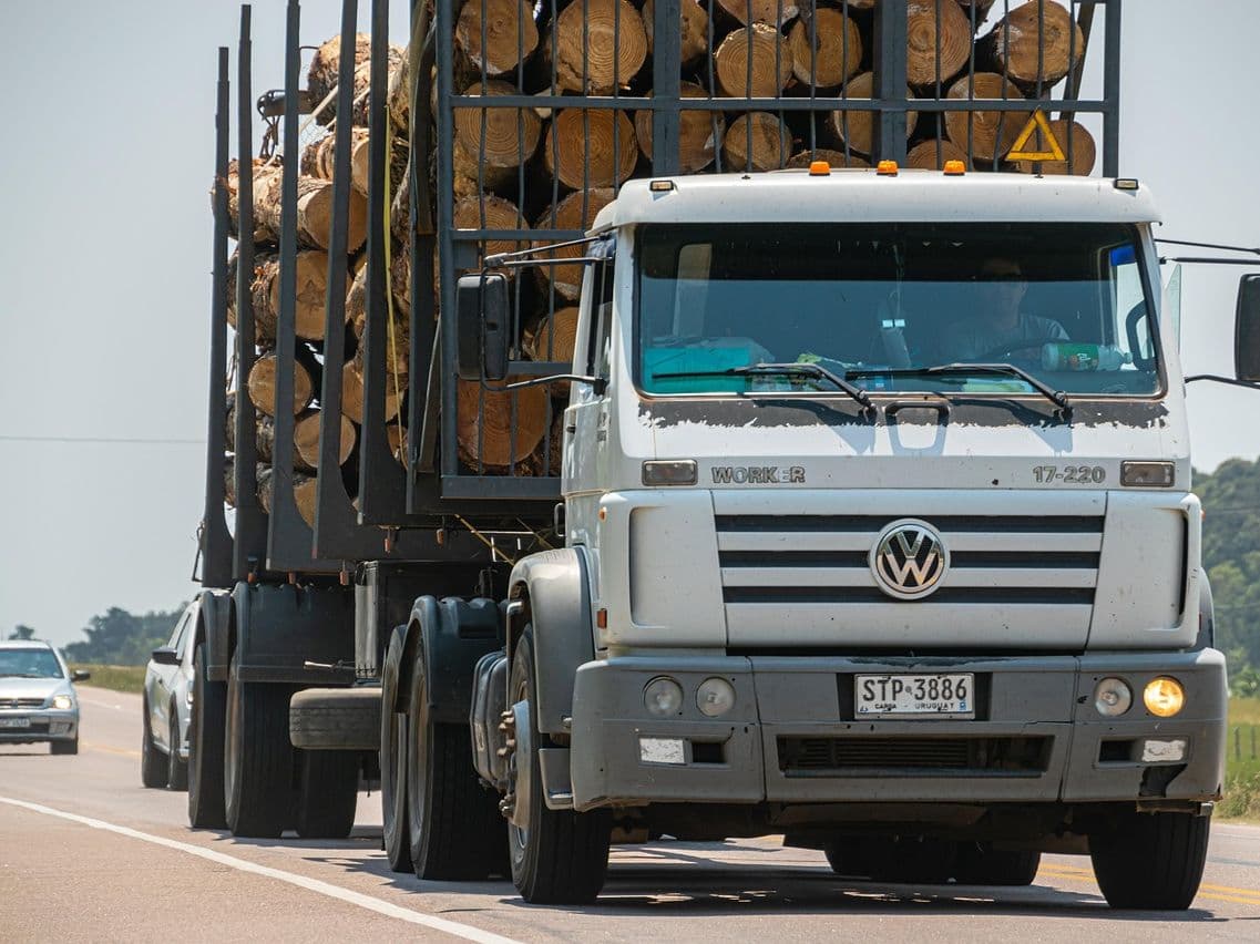 Truck at a weighbridge, transport data flowing to the accounts
